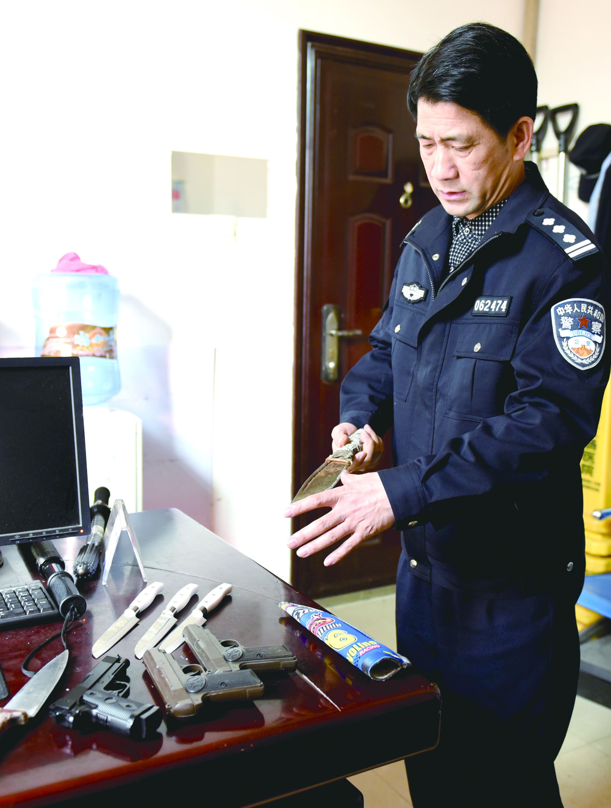 3月12日，邵東汽車西站警務(wù)室民警正在對所查獲的違禁品進(jìn)行清點(diǎn)